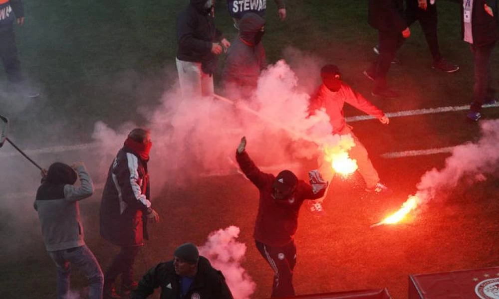 Οπαδός του Ολυμπιακού τραυματίστηκε στο κεφάλι από φωτοβολίδα